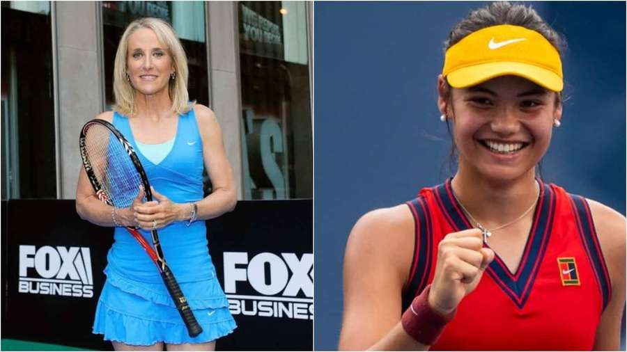 Zwei lächelnde Tennisspielerinnen, eine hält Schläger, die andere Faust — Tracy Austin Bilder