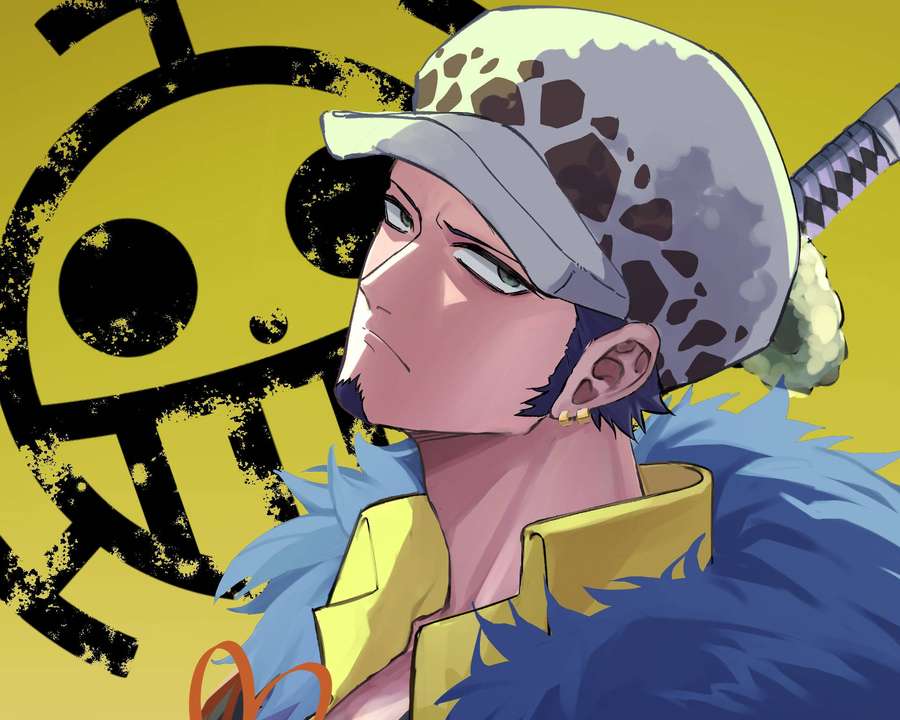Pirata de anime com chapéu manchado e gola de pele azul contra fundo de caveira amarela. — Trafalgar Papéis de Parede