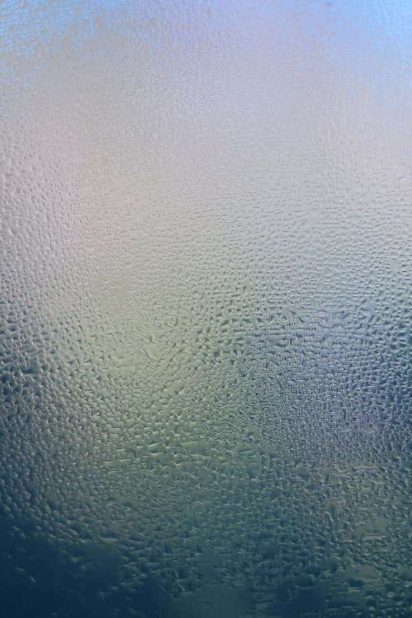 Primer plano de gotas de agua en vidrio con degradado azul a verde azulado. — Translúcido Fondos de pantalla