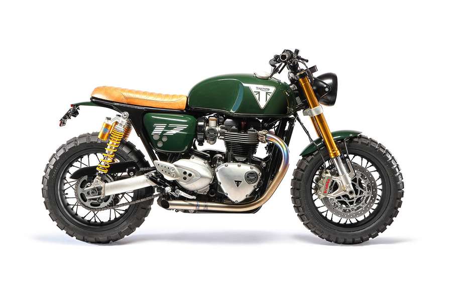 Grünes Triumph-Motorrad mit orangefarbenem Sitz und goldenen Gabeln auf weißem Hintergrund. — Triumph Hintergrundbild
