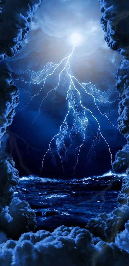 Relâmpagos sobre um mar tempestuoso emoldurado por nuvens escuras. — Trovoada Papéis de Parede