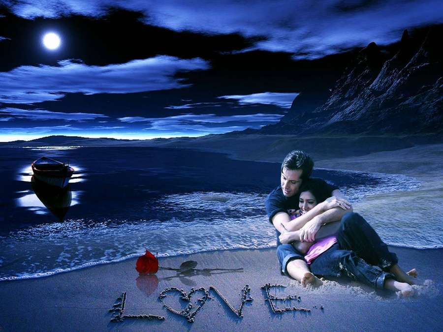 Paar umarmt sich an mondbeschienenem Strand mit 'LOVE' im Sand und einer roten Rose in der Nähe. — True Love Bilder