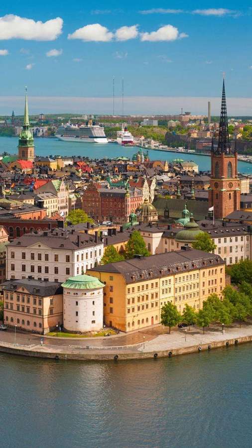 Tukholman kaupunkikuva historiallisine rakennuksineen, kirkkoineen ja risteilyaluksineen vedellä. — Tukholma Taustakuvat