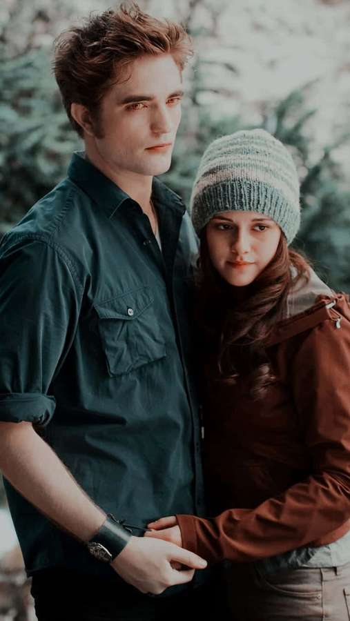 Um casal de mãos dadas em uma floresta usando roupas de inverno — Twilight iPhone Papéis de Parede