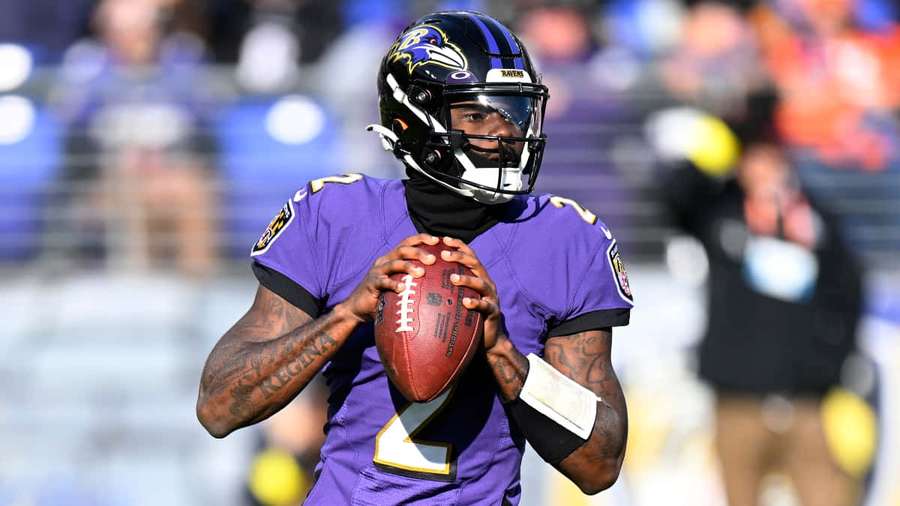 Baltimore Ravens Quarterback bereitet sich darauf vor, während eines Spiels einen Football zu werfen. — Tyler Huntley Wallpaper