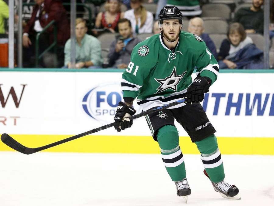 Hockey player in green jersey skating on ice during game. — Tyler seguin Wallpaper