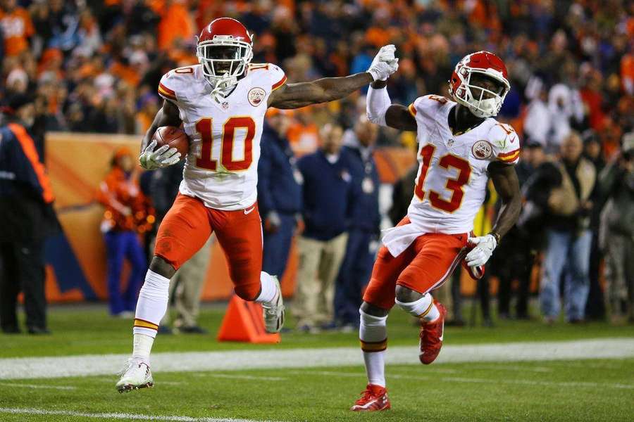Two football players high five after scoring a touchdown. — Tyreek Wallpaper