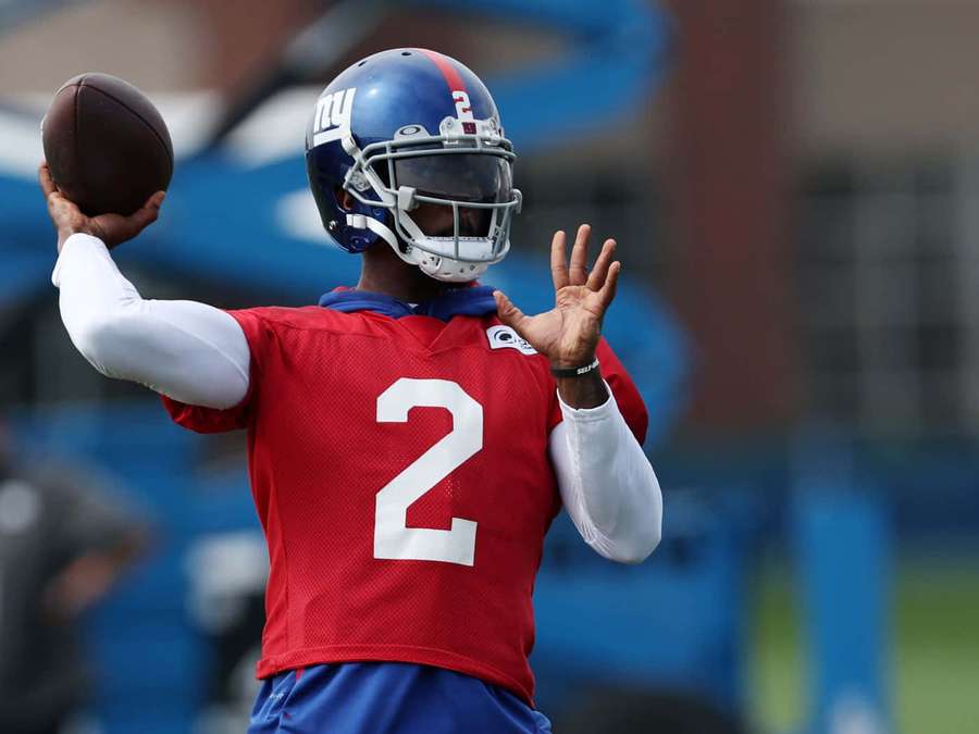 New York Giants quarterback i rød trøje nummer to forbereder sig på at kaste en fodbold. — Tyrod Taylor Wallpapers