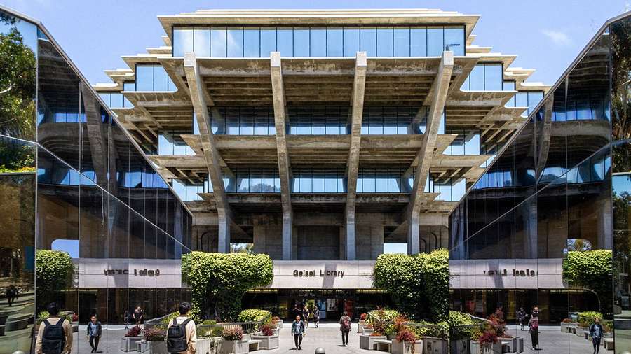 Studenten gehen in der Nähe eines modernen Beton- und Glasbibliotheksgebäudes mit terrassenförmigen Balkonen. — Ucsd Wallpaper