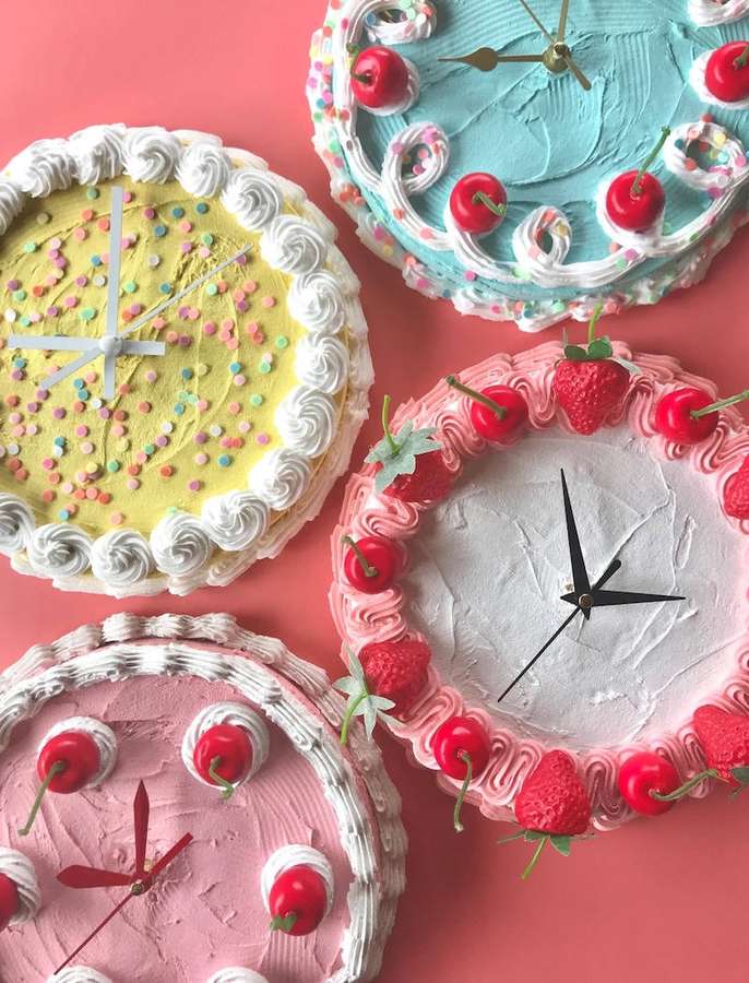 Vier kuchenförmige Uhren, verziert mit Kirschen und Erdbeeren. — Uhren Wallpaper