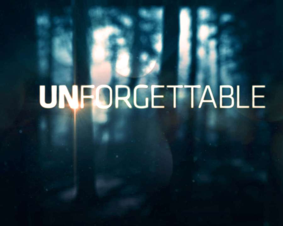 Das Wort unvergesslich leuchtet hell in einem nebligen Wald bei Nacht. — Unforgettable Wallpaper