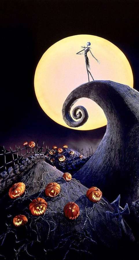 Jack Skellington steht auf einem spiralförmigen Hügel unter einem Vollmond mit leuchtenden Kürbissen darunter. — Unheimlich Halloween iPhone Wallpaper