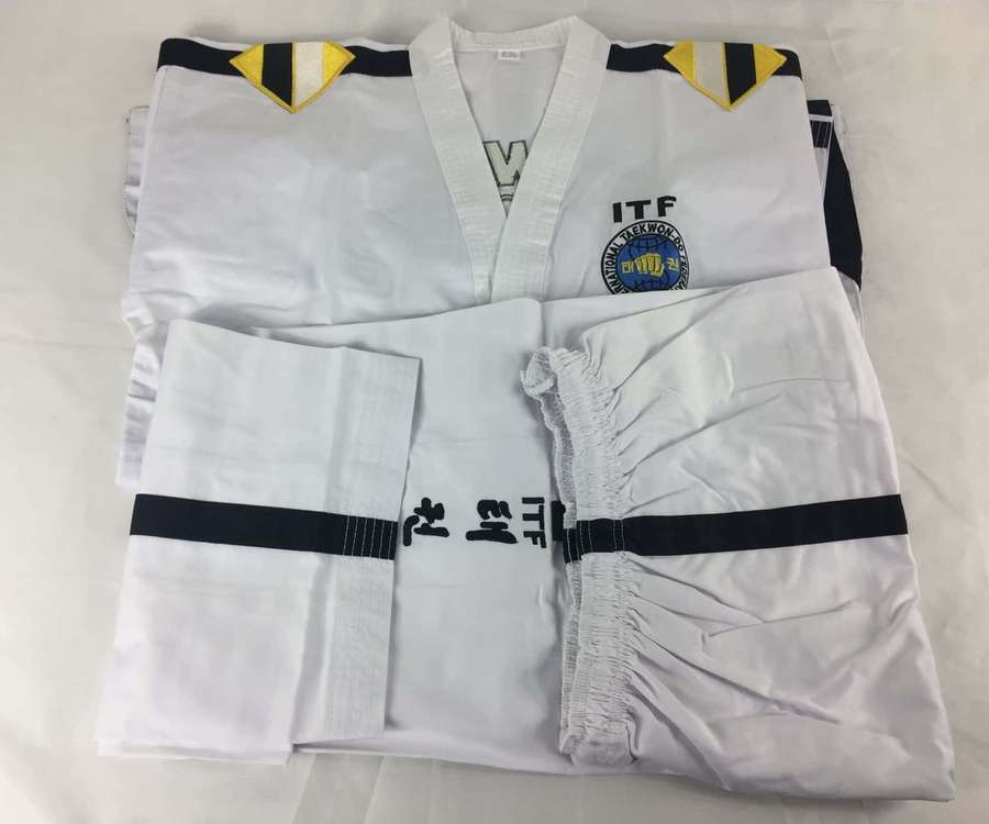 Uniforme ITF Taekwondo blanco doblado con cinturón negro y acentos amarillos en los hombros. — Uniforme de Taekwondo Fondos de pantalla
