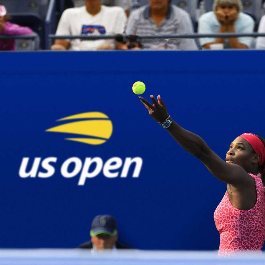 Pemain tenis melempar bola selama pertandingan US Open. — US open Wallpaper