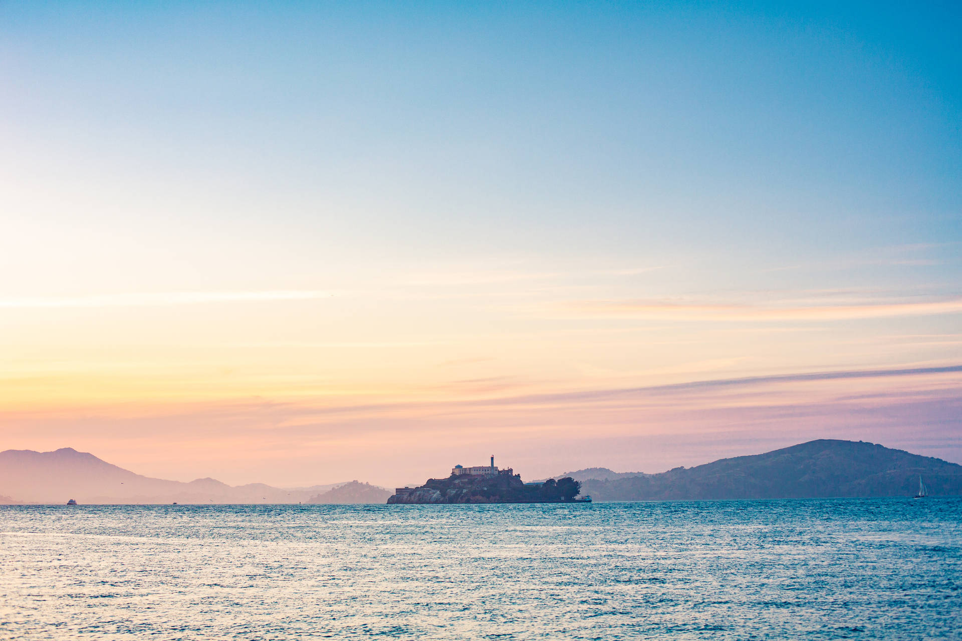 Alcatraz Island ved soloppgang med pastellfarget himmel og rolig vann — Utsikt Bakgrunner