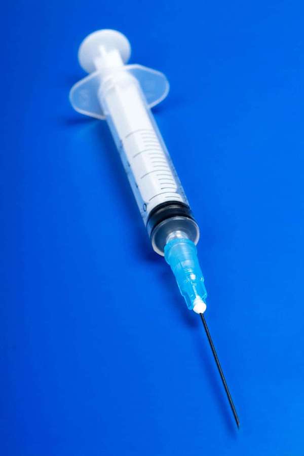 Jeringa médica con aguja sobre fondo azul — Vacuna Fondos de pantalla