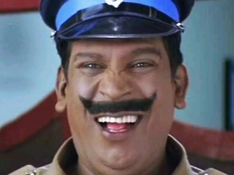 Ein lächelnder Polizist in Uniform mit einer blauen Mütze und dickem Schnurrbart. — Vadivelu Wallpaper