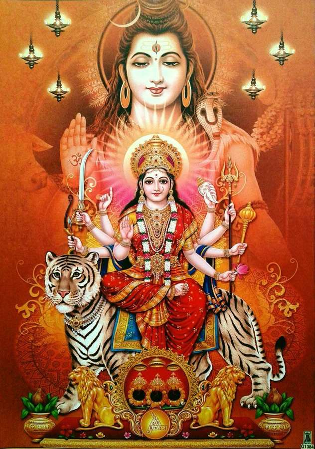 Hinduistische Göttin auf Tigerthron mit goldenen Löwen und kunstvollen Lampen — Vaishno Devi Bilder