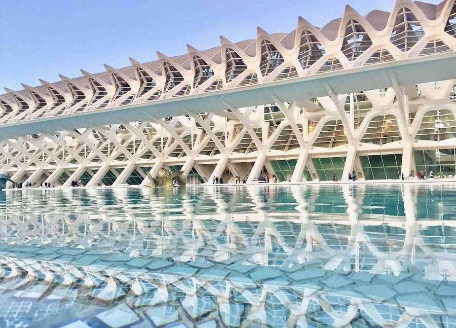 Futuristic white building reflected in a turquoise pool on a sunny day. — Valencia Wallpaper