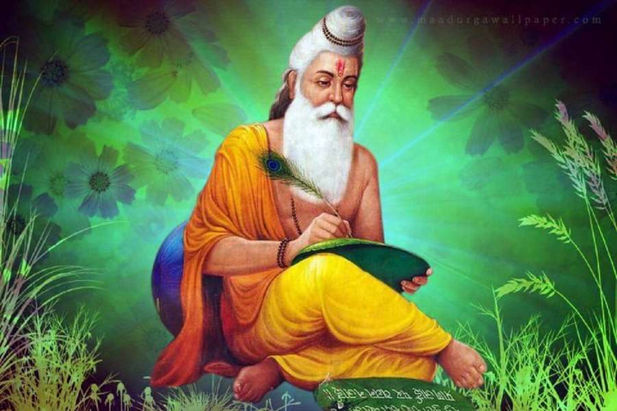 Un saggio in vesti arancioni scrive in un libro verde in un ambiente naturale luminoso. — Valmiki Sfondi