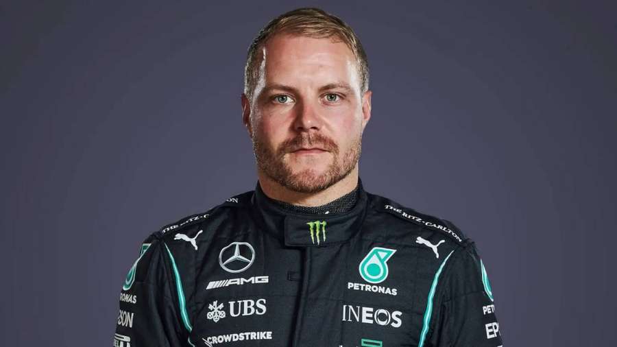 Formel-1-Fahrer im Rennanzug mit Sponsorlogos — Valtteri Bottas Wallpaper