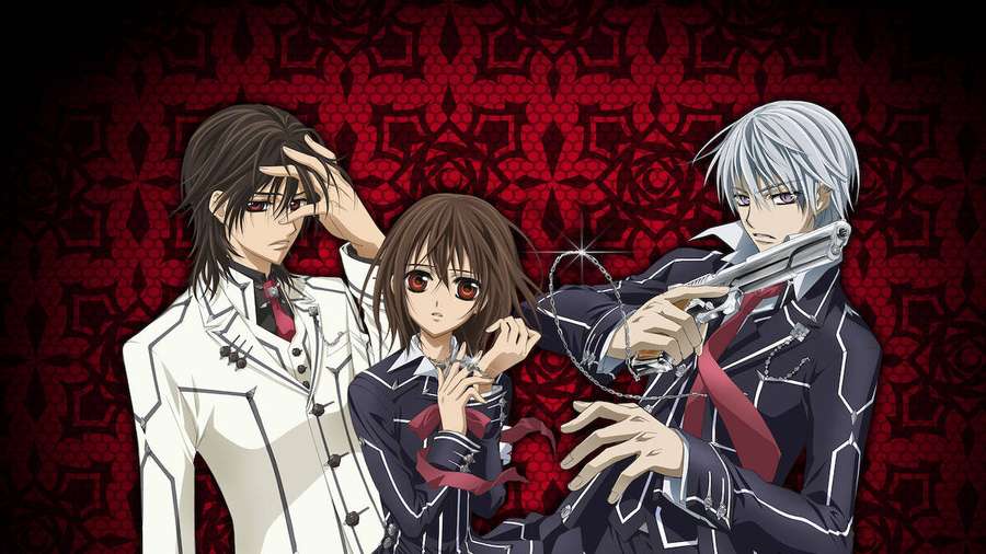 Tres personajes de anime con atuendos formales, uno sostiene una pistola, contra un fondo rojo estampado. — Vampire knight Fondos de pantalla
