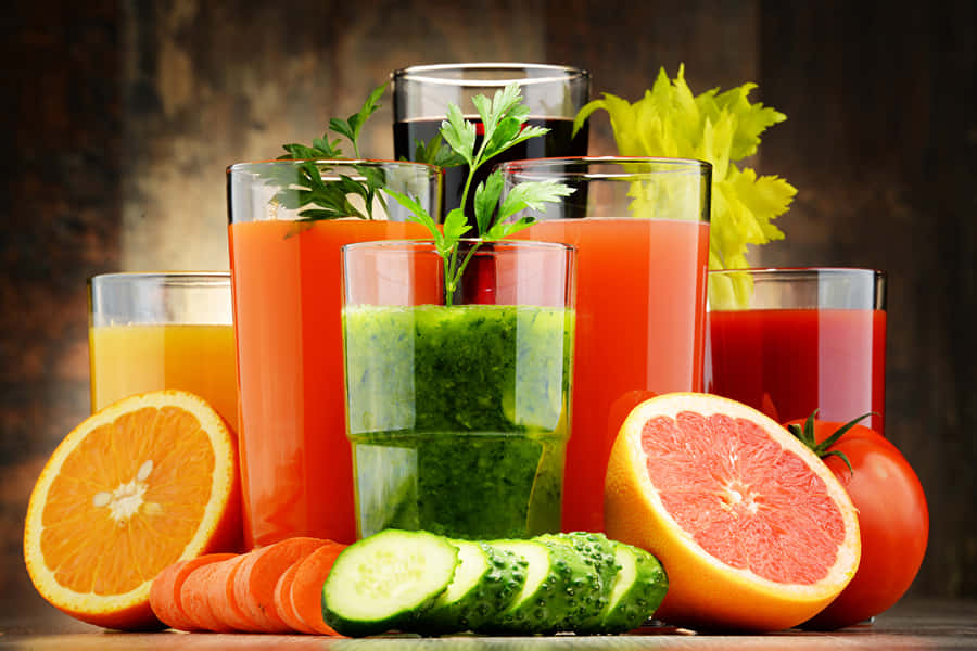 Blandade färska juicer och skivade produkter på träbord. — Grönsaker Bakgrundsbilder