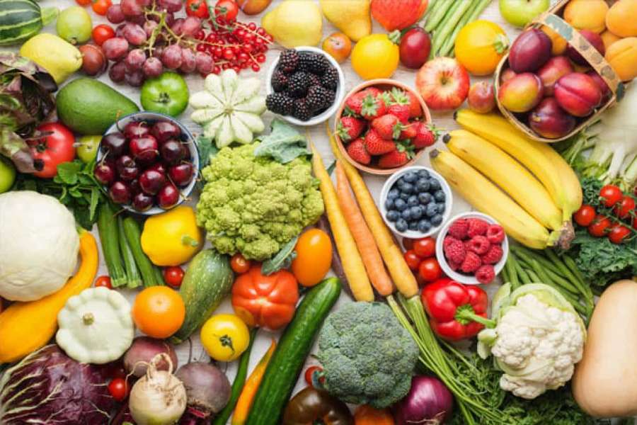 A colorful assortment of fresh fruits and vegetables arranged for a healthy meal. — Vegetable Picture