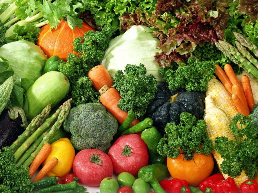 Värikäs valikoima tuoreita vihanneksia, mukaan lukien tomaatit, porkkanat, parsakaali ja maissi. — Vegetables Taustakuvat