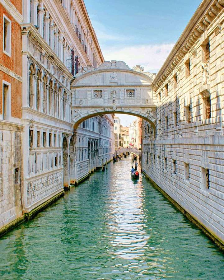 Venezianischer Kanal mit Gondel unter der Seufzerbrücke an einem sonnigen Tag. — Venedig Wallpaper