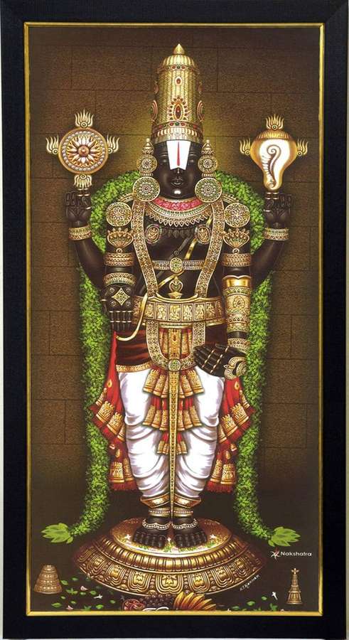 Goldgerüstete hinduistische Gottheit hält Sonnenscheibe und Muschel, umhüllt von grünen Girlanden. — Venkateswara Bilder