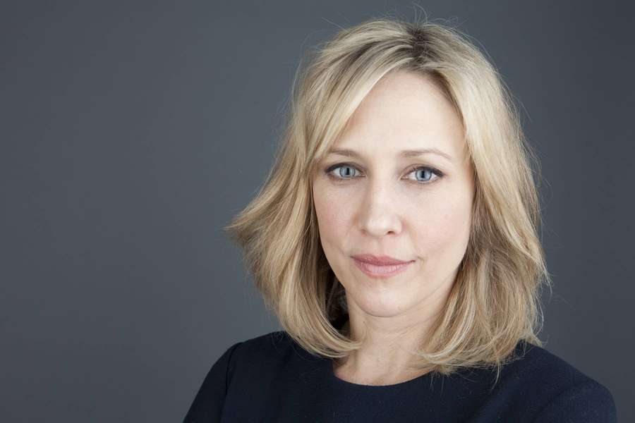 Una donna con capelli biondi e occhi azzurri in un ritratto in studio. — Vera farmiga Sfondi