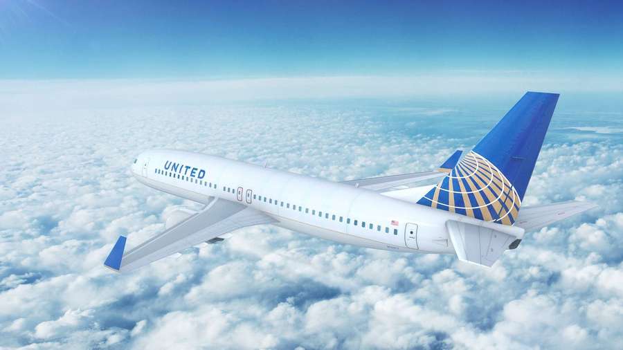 United Airlines-Flugzeug fliegt hoch über flauschigen weißen Wolken. — Vereint Wallpaper