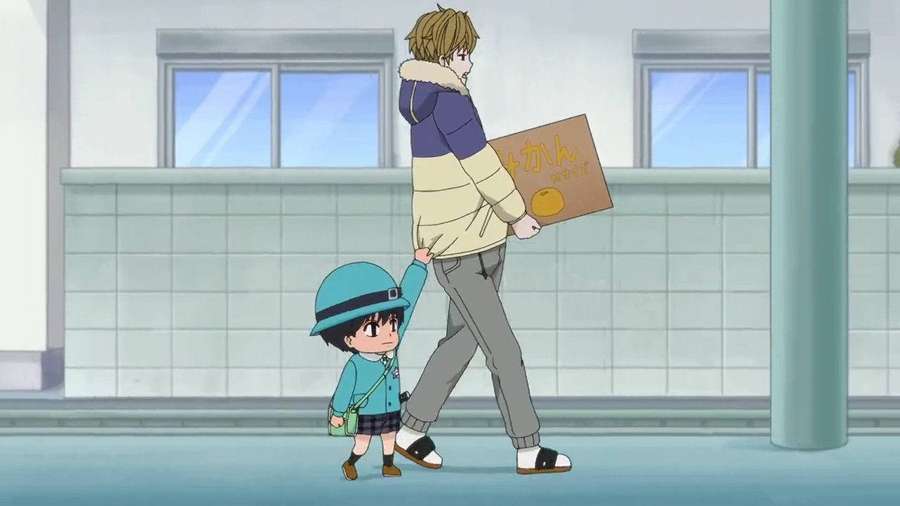 Un niño pequeño con gorra azul sostiene la mano de un adulto mientras camina junto a un edificio escolar. — Vidas Fondos de pantalla