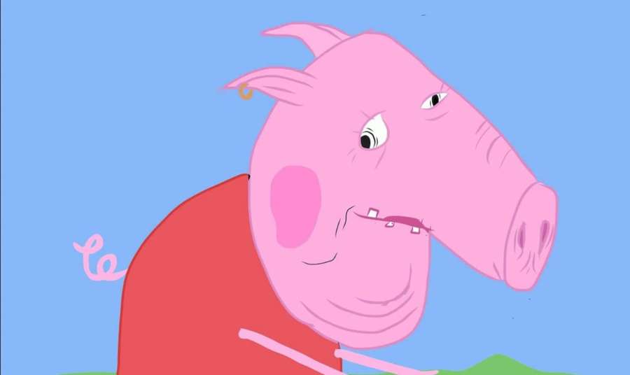 Cerdo de dibujos animados con camisa roja y expresión malhumorada al aire libre. — Viejo Fondos de pantalla