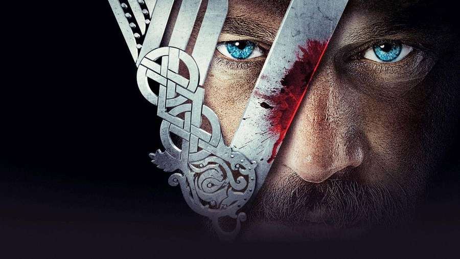 Close-up dos olhos azuis de um guerreiro atrás de uma espada viking ensanguentada com padrões celtas. — Vikings Papéis de Parede