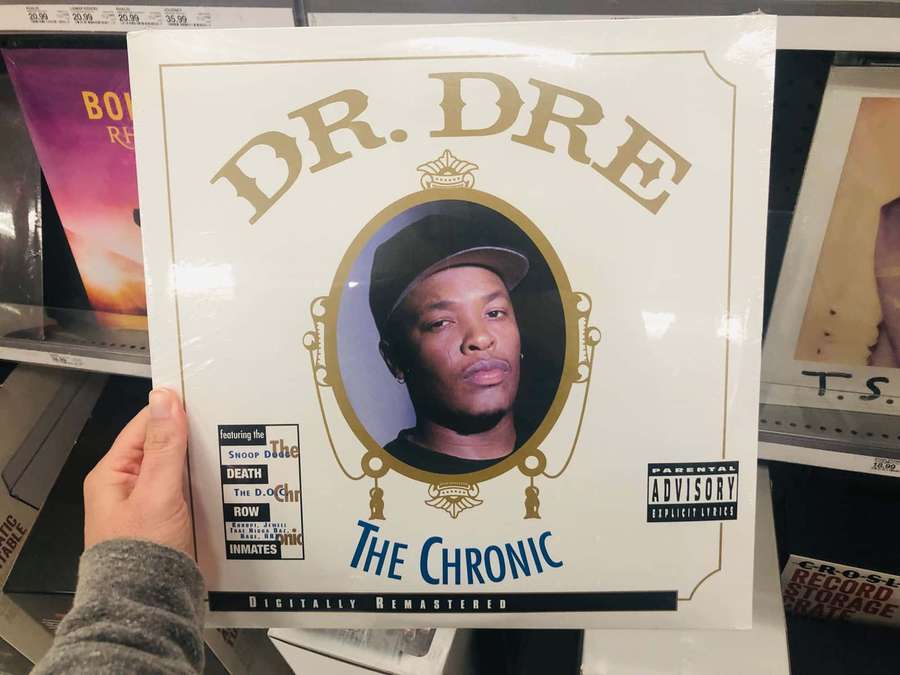 Käsi pitää Dr Dren The Chronic -albuminkantta levykaupassa. — Vinyylilevy Taustakuvat