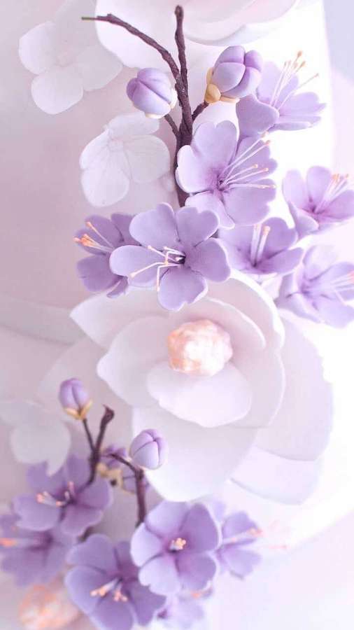 Sanfte lavendelfarbene und weiße Papierblumen mit goldenen Staubgefäßen auf pastellrosa Hintergrund — Violette Blumen Wallpaper
