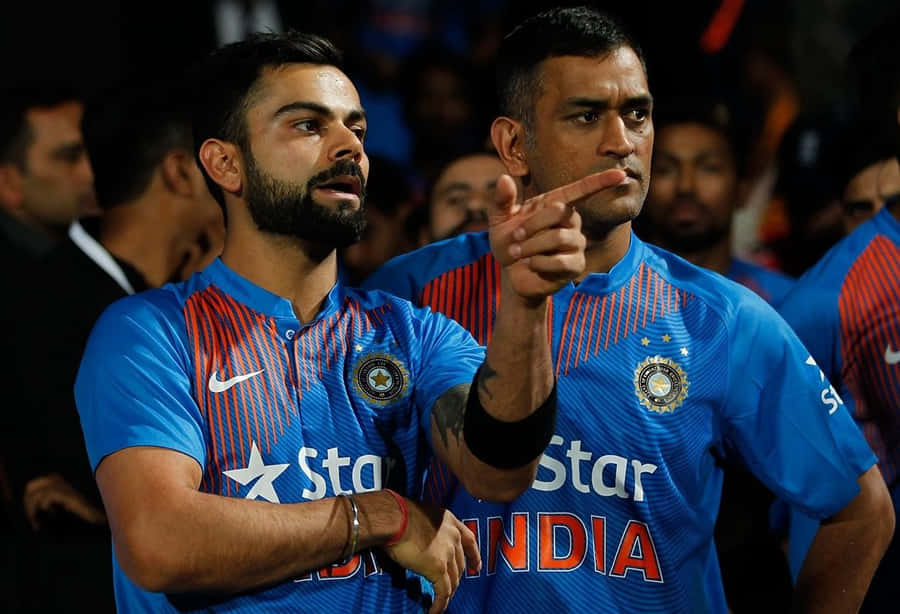 Virat Kohli Og Dhoni Bakgrunnsbildet