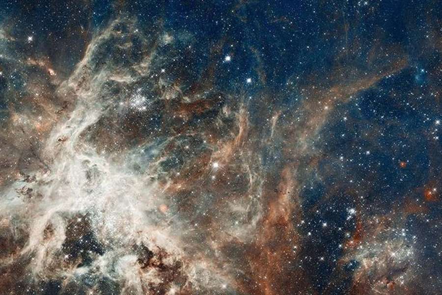 Vibrante nebulosa cosmica con gas luminosi e stelle sparse nello spazio profondo. — Visible Sfondi