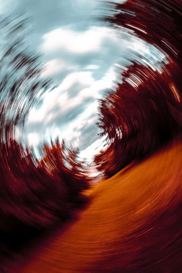 Un vórtice abstracto giratorio de tierra roja y cielo azul con desenfoque de movimiento. — Visuales Fondos de pantalla
