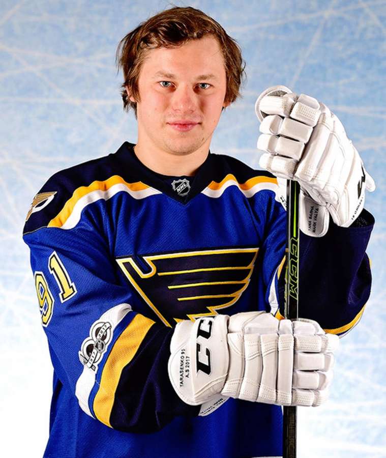 Jogador de hóquei com camisa do St. Louis Blues segurando taco no gelo. — Vladimir Tarasenko Papéis de Parede
