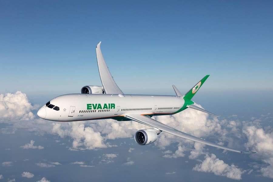 Avión de EVA AIR volando sobre nubes en cielo azul claro — Volar Fondos de pantalla