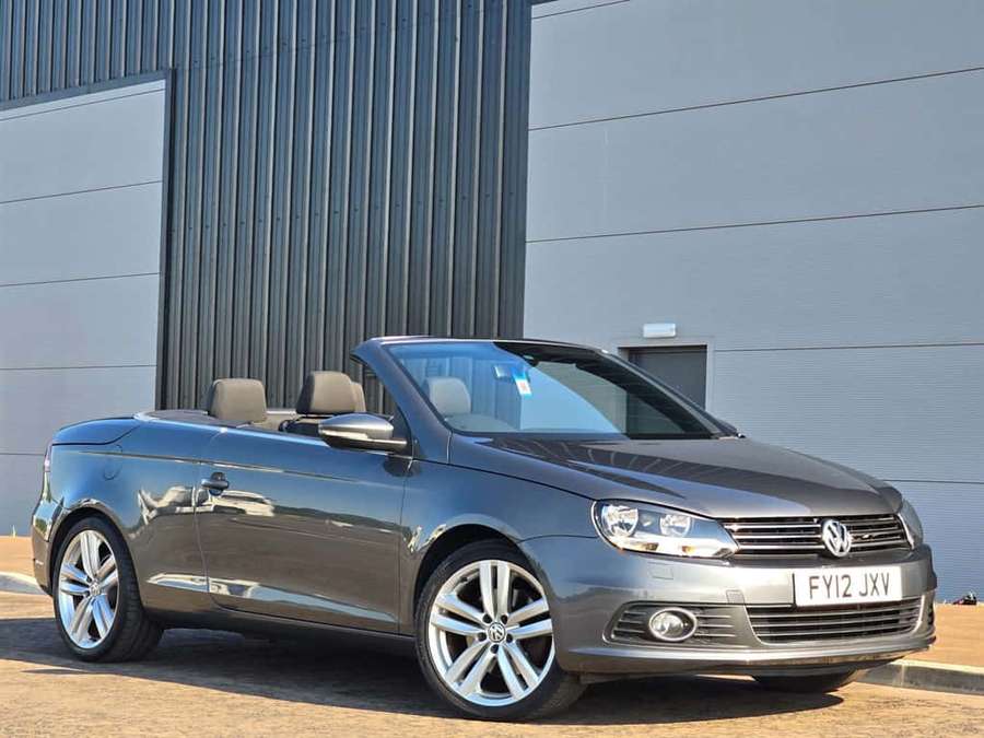 Coche descapotable plateado estacionado junto a un moderno edificio gris. — Volkswagen Eos Fondos de pantalla