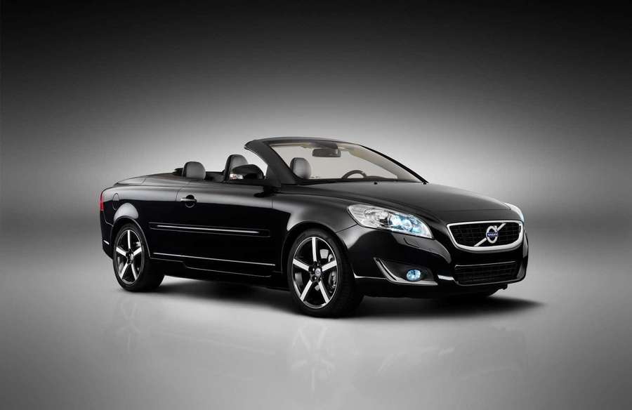 Black Volvo convertible with top down in studio setting — Volvo C70 Wallpaper