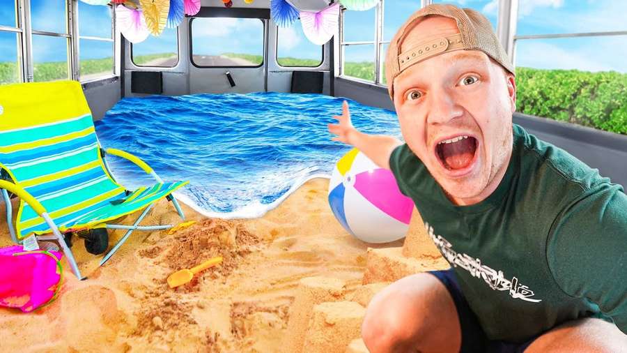 Mann posiert aufgeregt in einem Bus, der mit Strand- und Ozean-Tapete dekoriert ist. — Vorschaubild Wallpaper