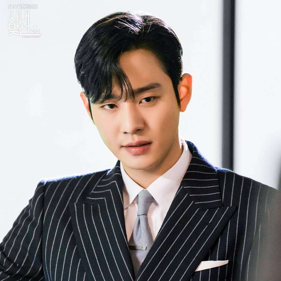 Koreanischer Mann im Nadelstreifenanzug, ernst im Studio — Vorschlag Wallpaper