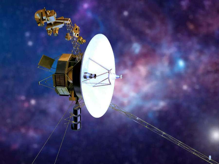 Una nave espacial con una gran antena parabólica viaja a través de una colorida nebulosa cósmica. — Voyager 1 Imágenes