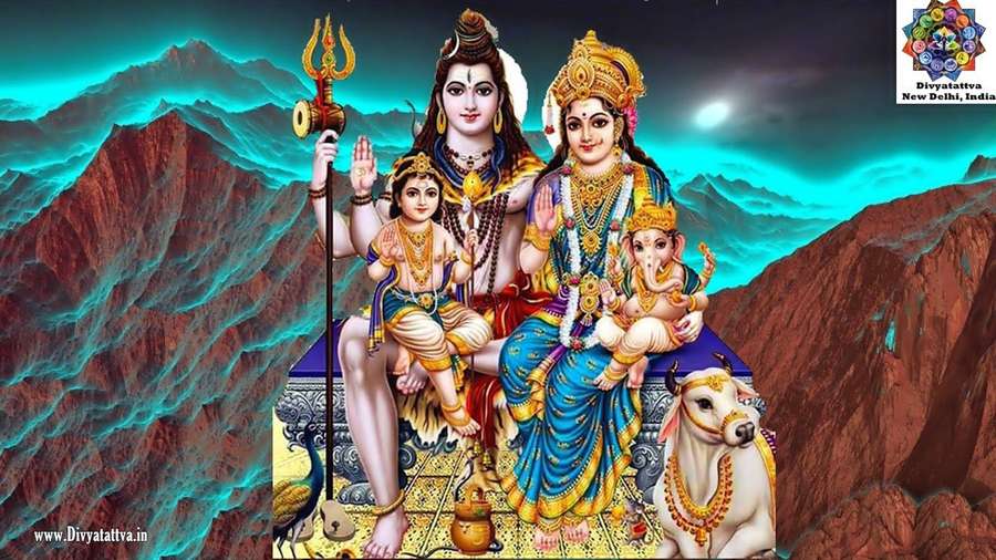 Hindulaiset jumalat Shiva ja Parvati lasten kanssa valtaistuimella hehkuvien vuorten keskellä. — Vuoret Taustakuvat
