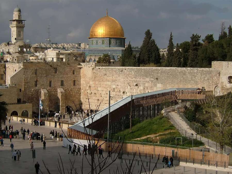 Gylne Klippemoskeen og gamle steinmurer med turister som går på Jerusalems plass. — Wailing Wall Bakgrunner